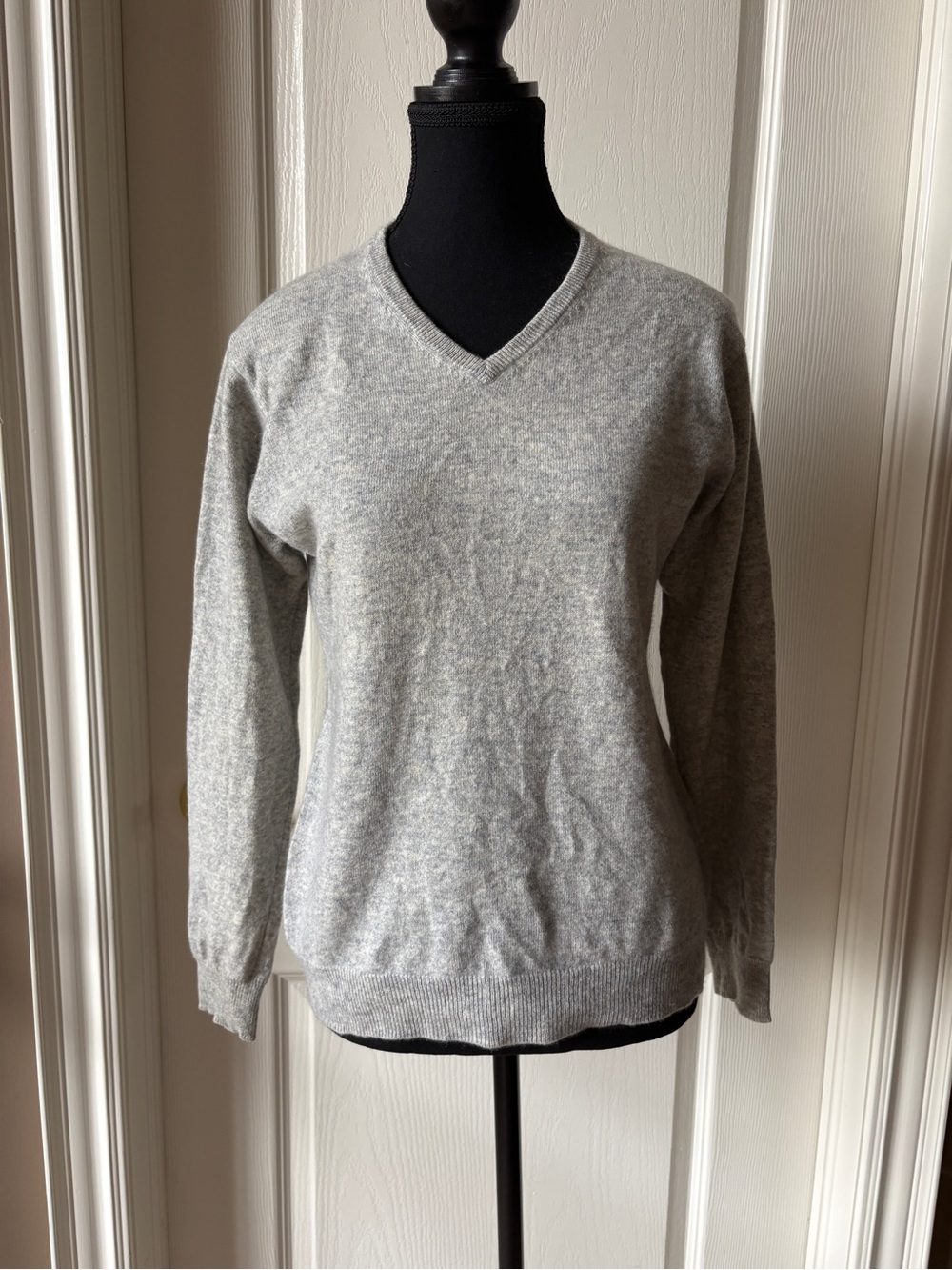 Classic Cashmere l V-Neck Sweater, Light Gray